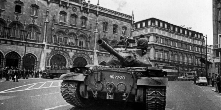 Parlamento assinala 49 anos da Revolução dos Cravos após receber Lula e abre ao público 11 fotos antigas do 25 de Abril