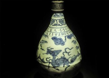 garrafa de porcelana com cinco séculos