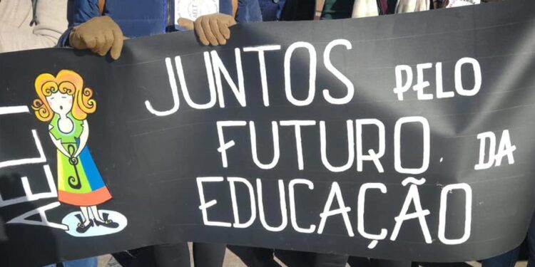 Professores pedem "respeito". Greves por distritos arrancam em Gaia 11 greve Professores