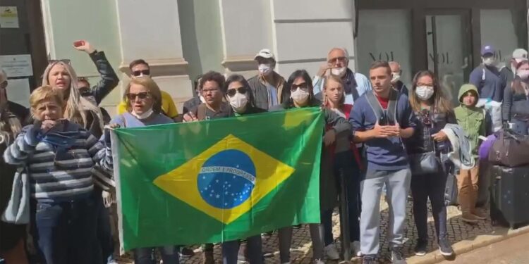 Brasileiros vão ter "estatuto de igualdade" digital e poder tratar do documento 'online' 11 Brasileiros