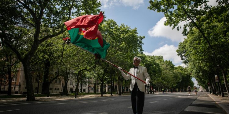 Emigração. Petição pública on-line defende aumento da representatividade política dos portugueses emigrados