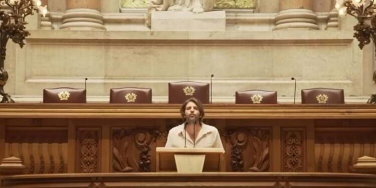 No Parlamento, Youtuber convidado pela IL insulta Costa. Partido repudia 11 Parlamento Youtuber