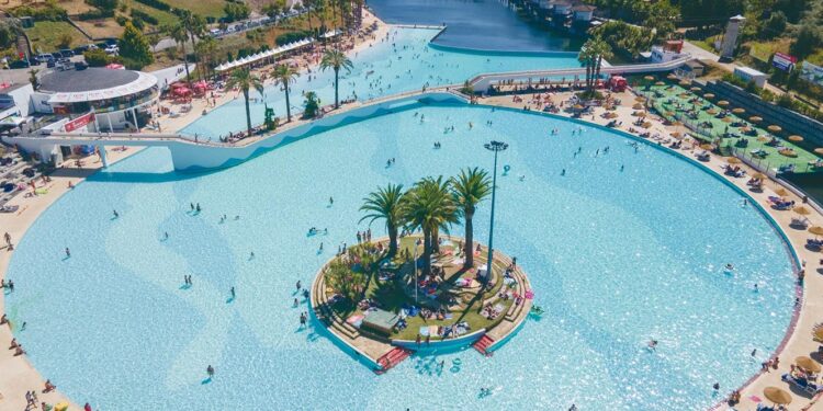 Maior piscina de ondas de Portugal reabre a 1 de junho 11 Praia das Rocas