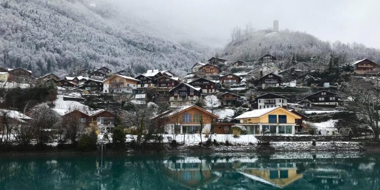 Suíça. Aldeia evacuada devido a perigo iminente de colapso de montanha 11 Suíça