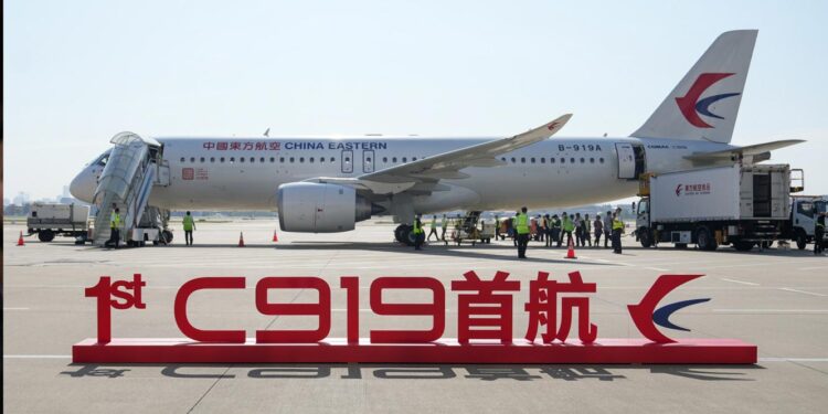 Primeiro avião de fabrico chinês fez voo inaugural entre Xangai e Pequim 11 avião C919