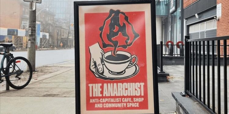 Canadá. Café "anticapitalista" em Toronto fecha portas um ano após abrir 11 cafe The Anarchist