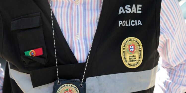 ASAE suspende fábrica e apreende 3,3 toneladas de enchidos impróprios para consumo 11 inspector da asae