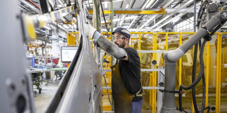 A hora e meia de Lisboa fabrica-se um camião a cada oito minutos 11 Fuso no Tramagal