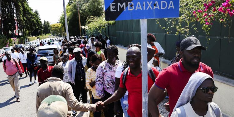 Guiné-Bissau. Guineenses fazem fila para votar em Lisboa 11 Guiné-Bissau