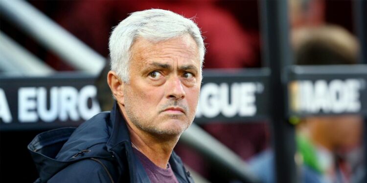 UEFA abre processo disciplinar a Mourinho por "linguagem insultuosa" 11 Jose Mourinho