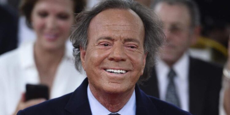 USA. Júlio Iglesias em cadeira de rodas e com demência? Cantor reage a rumores 11 Júlio Iglesias