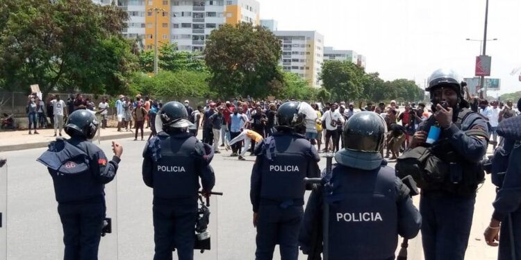 Angola. Estudantes repudiam "comportamento pidesco" da polícia 11 Polícia Angola