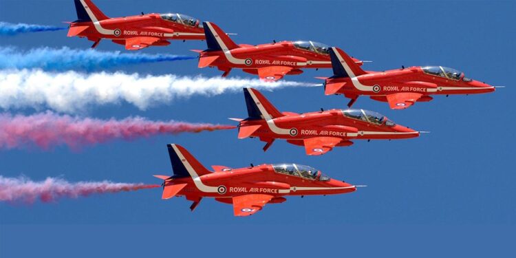 Forças aéreas portuguesa e britânica dão espetáculo aéreo em Lisboa no domingo 11 Red Arrows UK