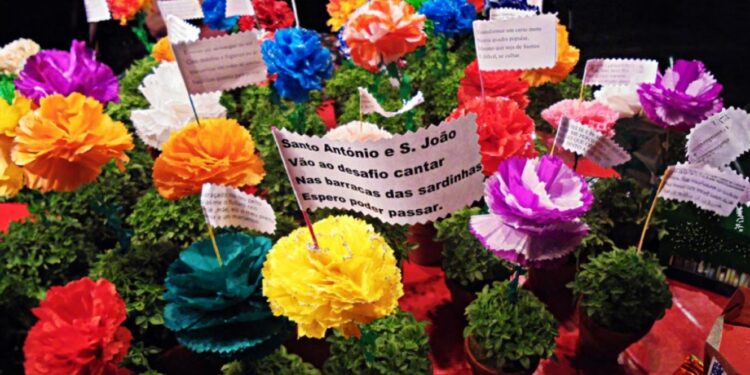 Junho é o mês dos Santos Populares com festas e arraiais por todo o país nas noites de Santo António, São João e São Pedro 11 Santos Populares