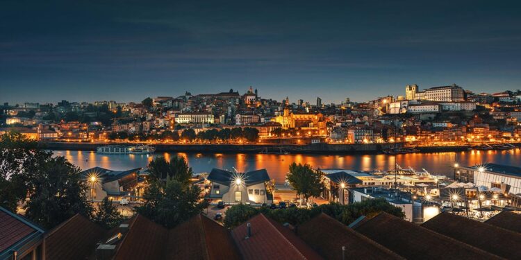Um Arraial Popular de São João com vista sobre o Fogo de Artifício 11 The Lodge Porto Hotel