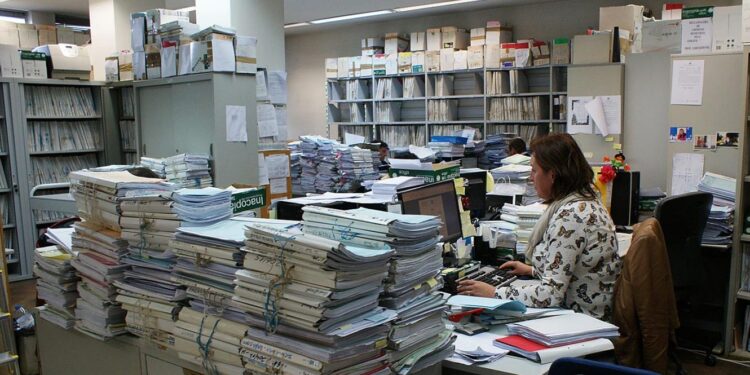 Tribunais. Greve dos funcionários já causou mais adiamentos que no período da pandemia 11 Tribunais funcionaria papelada