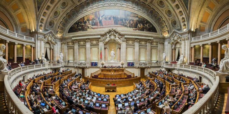 Petição a defender mais eleitos pela emigração tem centenas de assinaturas 11 assembleia da republica deputados