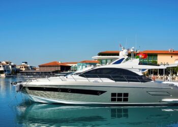 barco iate com bandeira de portugal