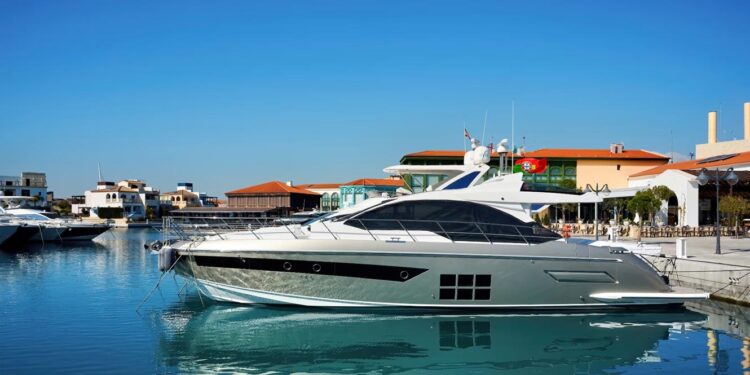 Viajantes de luxo que escolhem Portugal 11 barco iate com bandeira de portugal