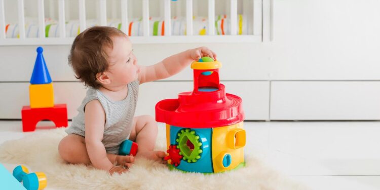 Bebés passam a ter Cartão de Cidadão gratuito até ao primeiro ano de vida 11 bebe brincando