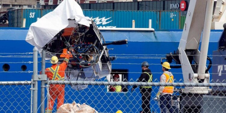 Primeiros destroços do submarino Titan a chegar a terra 11 destroços do submarino Titan