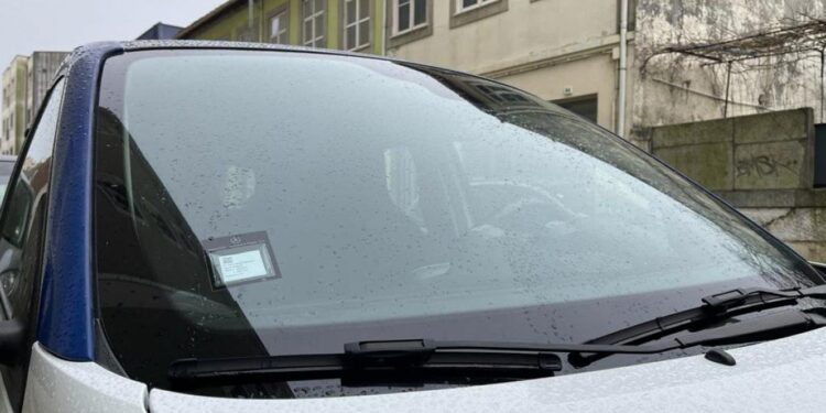 Parlamento acaba com dístico do seguro no vidro do carro 11 dístico do seguro no vidro do carro