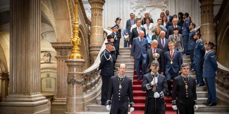 Famílias financiam Estado com 8,5 mil milhões até abril sobretudo através dos Certificados de Aforro 11 republica portuguesa