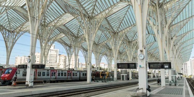 CP anuncia nova greve. Começa 2.ª-feira e durará um mês (até 5 de julho) 11 gare do oriente lisboa