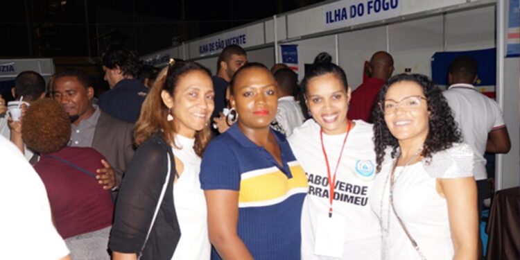 Cabo Verde. Quase 300 jovens cabo-verdianos receberam 'kits' para primeiros negócios 11 jovens cabo-verdianos
