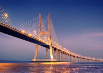 ponte vasco da gama lisboa de noite