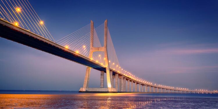 Lusofonia. Portugal, Brasil e Cabo Verde no âmbito do Direito internacional e empresarial 11 ponte vasco da gama lisboa de noite