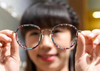 China. Danyang: "cidade dos óculos" com produção anual de mais de 400 milhões de lentes