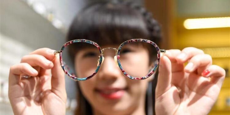 China. Danyang: "cidade dos óculos" com produção anual de mais de 400 milhões de lentes 11 China. Danyang: "cidade dos óculos" com produção anual de mais de 400 milhões de lentes