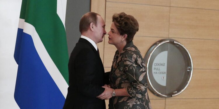 Antes de cimeira dos BRICS na África do Sul, Dilma Rousseff encontra-se com Putin na Rússia 11 Dilma Rousseff com Putin