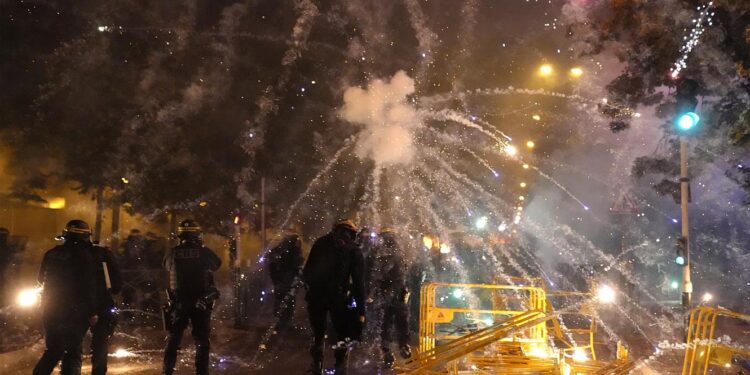 França. Tumultos levam à detenção de mais de 800 pessoas 11 França. Tumultos