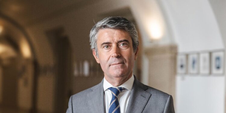 Os emigrantes portugueses são forças de transformação nas sociedades de acolhimento 11 José Luís Carneiro Ministro da Administração Interna