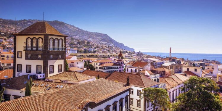 Madeira vai reforçar apoio às famílias no pagamento do crédito da casa 11 Madeira Portugal