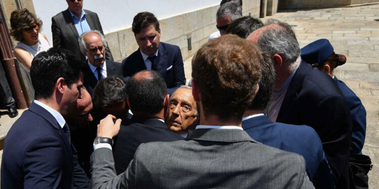 Marcelo Rebelo de Sousa transportado para o hospital 11 Marcelo Rebelo de Sousa desmaio