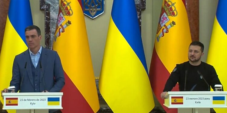 Presidência espanhola da UE faz jornada inaugural na Ucrânia 11 Pedro Sánchez con Zelensky