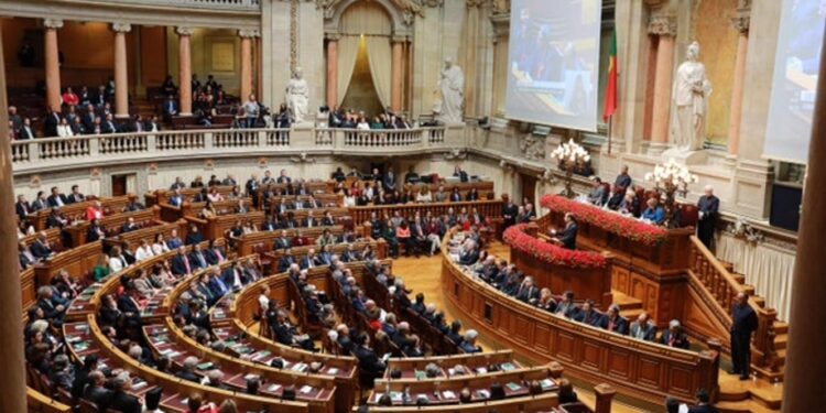 Parlamento: Só os deputados do PS aplaudem a governação de Costa 11 assembleia da republica portugal