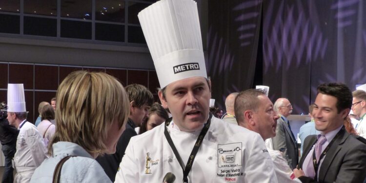 França. O chef luso-francês Serge Vieira, galardoado com duas estrelas Michelin, morreu, vítima de doença prolongada, informou a família 11 chef luso-francês Serge Vieira