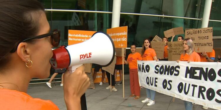 Tripulantes de cabine da easyJet iniciaram greve de cinco dias 11 easyJet greve