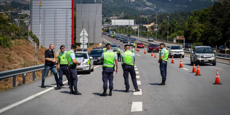Fiscalizadas 600 viaturas na fronteira de Valença até ao meio-dia 11 fronteira de Valença