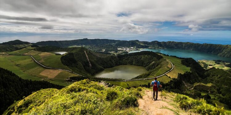 Açores aposta no sector do turismo 11 man hiking azores