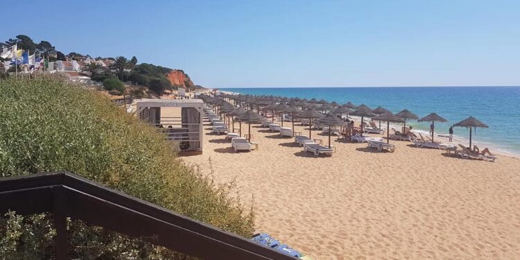 Autoridades ambientais interditam a banhos praias de Vale do Lobo e Quarteira 11 praias de Vale do Lobo e Quarteira