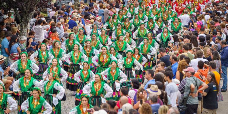 Um mundo de mordomas nas ruas de Viana do Castelo 11 Desfile da Mordomia Viana do Castelo