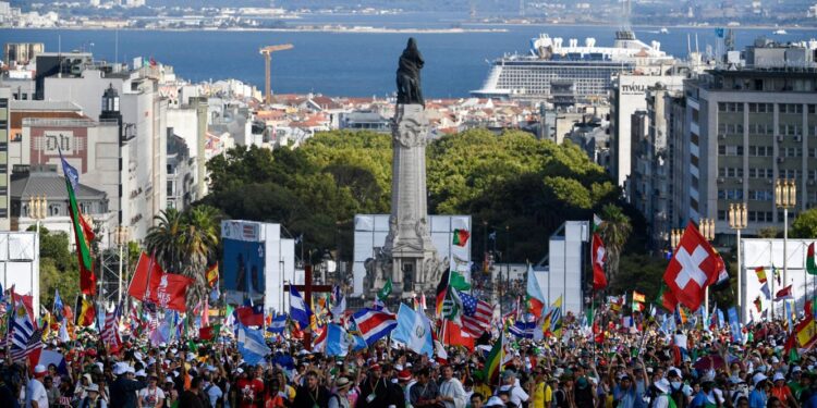 JMJ. Uma hora após Via Sacra o Parque Eduardo VII continuava repleto de jovens 11 JMJ Parque Eduardo VII