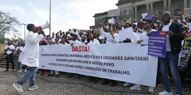 Moçambique. Médicos moçambicanos na rua. "Quem cuida também precisa ser cuidado" 11 Moçambique. Médicos moçambicanos