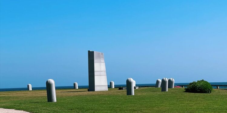 EUA. Na esquina do Parque Estadual de Brenton Point, encontra-se o Monumento do Descobrimento Português 11 Monumento do Descobrimento Português Parque Estadual de Brenton Point