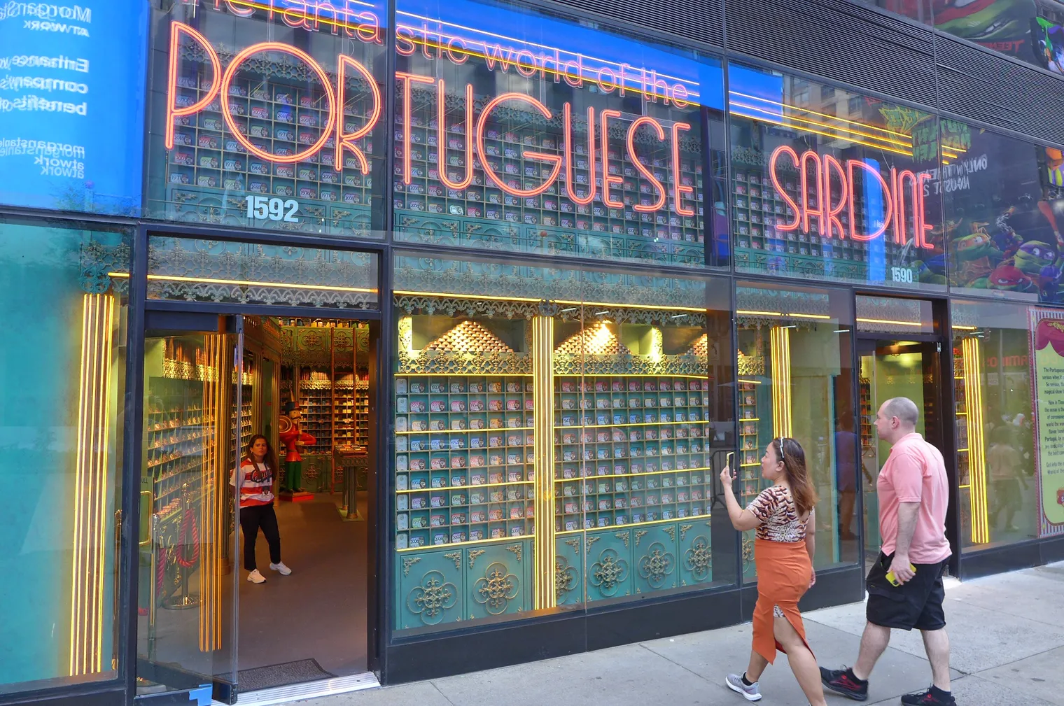 EUA. O Fantástico Mundo da Sardinha Portuguesa abriu na Times Square, com opções simples a sofisticadas salpicadas de ouro 12 Fantástico Mundo da Sardinha Portuguesa